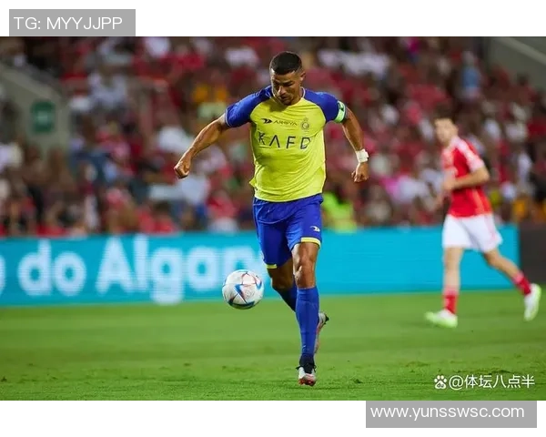 穿黄衣服的足球明星是谁 他在球场上的表现引人注目