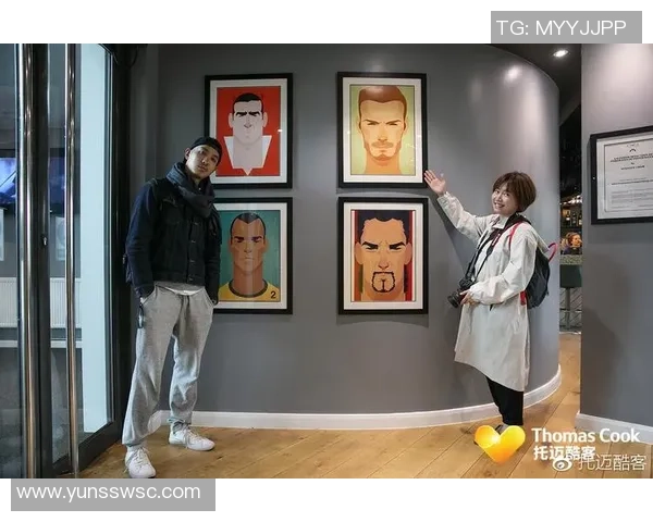 足球明星亲密互动引发热议 球场内外暧昧关系成话题焦点